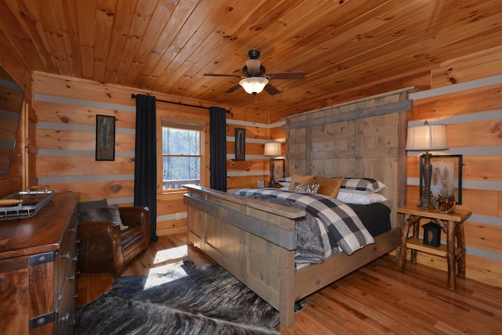 Ръчно изработено суперголямо двойно легло в главната спалня