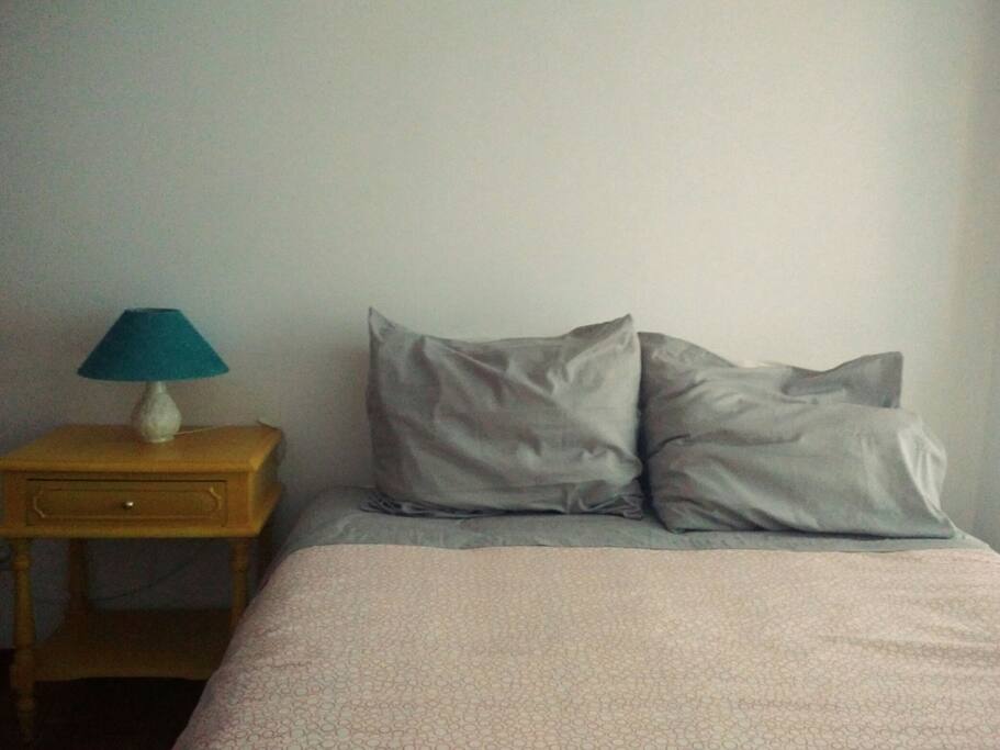 Quarto
Mesa de cabeceira e candeeiro pequeno