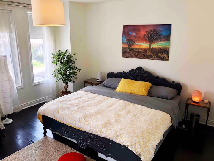 Просторна главна спалня с суперголямо двойно легло