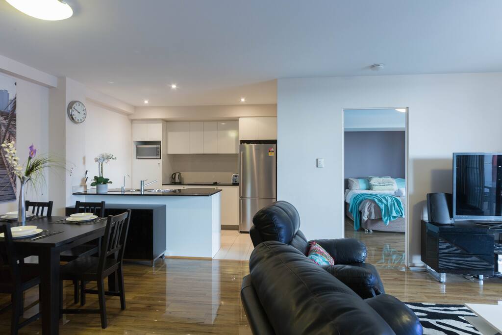 Light & bright lounge/dining area