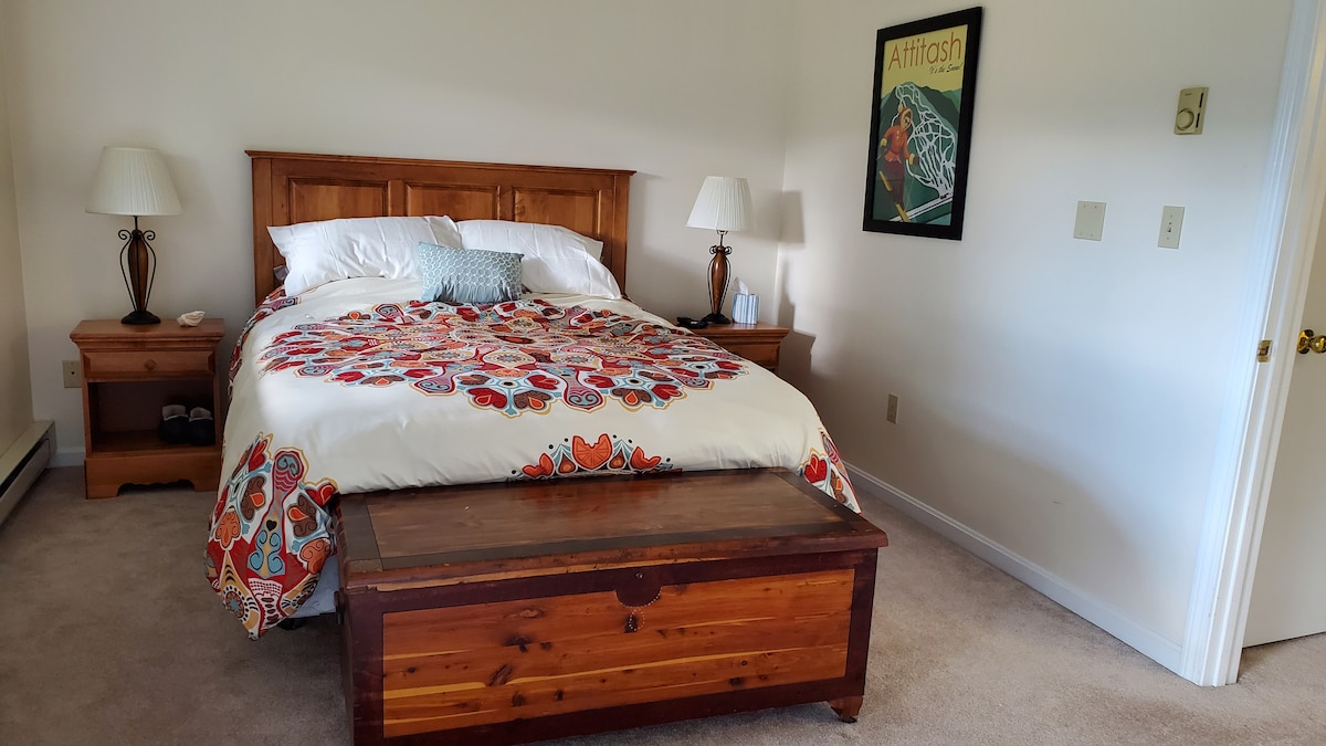 Hlavná spálňa (veľká manželská posteľ) s dostatkom priestoru na balenie a hranie alebo jogu s výhľadom na hory