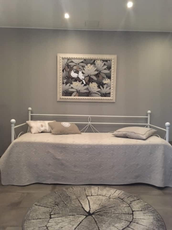 Outra área de dormir com um sofá-cama extensível de 200x140. A partir deste espaço, acesso ao banheiro e sauna.