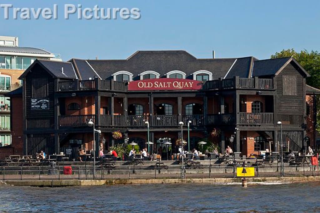 Old Salt Quay 5 Minute walk from Apartment. On the River Thames