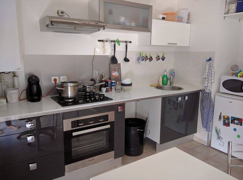 Cuisine équipée, four, MO, réfrigérateur, plaque de cuisson à gaz.