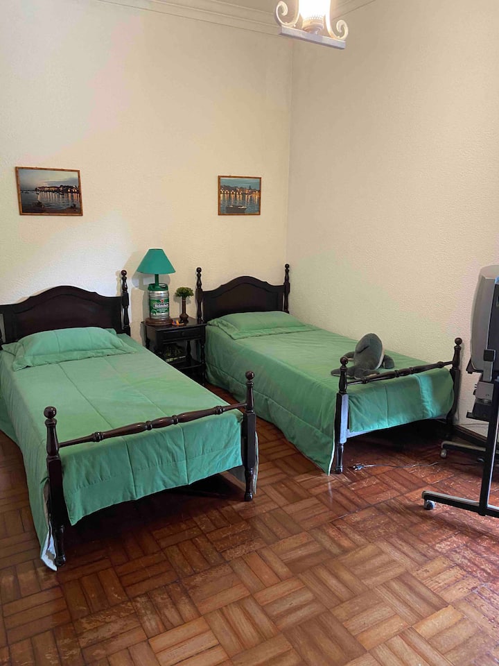 2张单人床-带阳台的卧室 