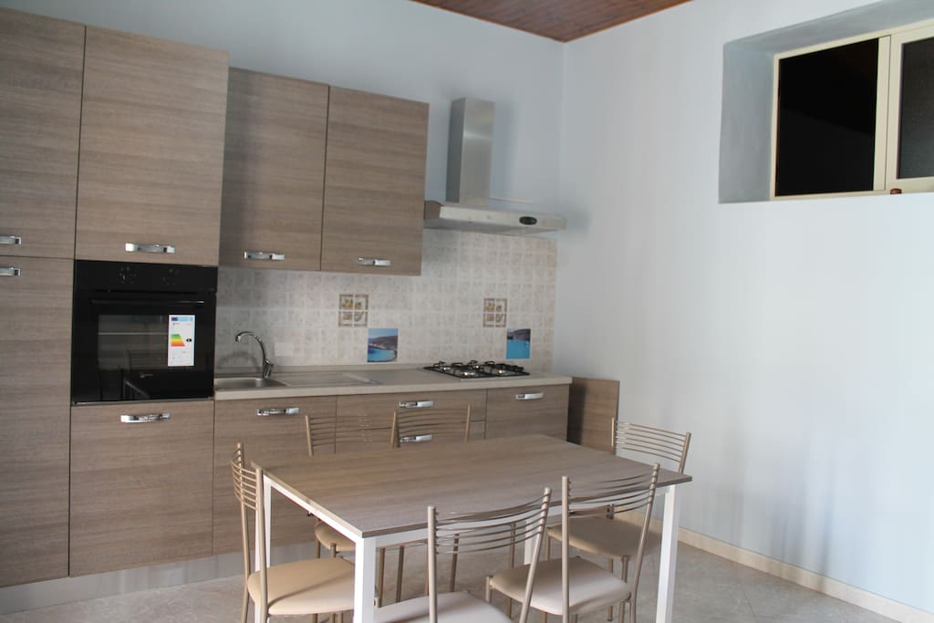 cucina con divano e tv