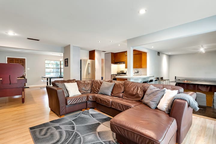 3.5mi Downtown PoolTable/ShuffleBoard/PingPong