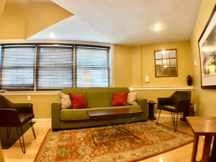 Acogedora sala de estar con sofá cama y televisión por cable de pantalla plana y WIFI. 
(12,5’ x 6’ x 15’ x 17’ espacio)