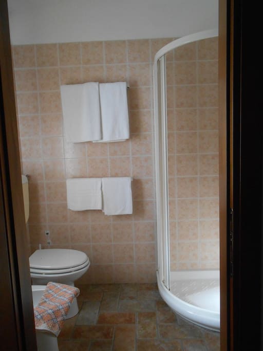 Bagno interno con doccia e phon