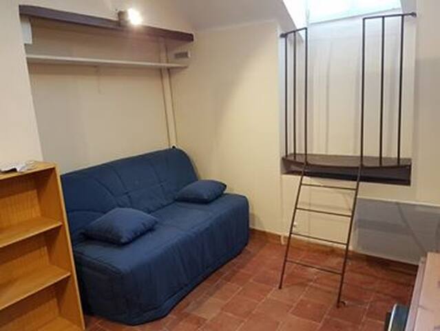 Petit studio confortable, à deux pas de la gare.