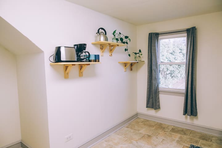 Minimalist Beautiful Downtown Private Apartment