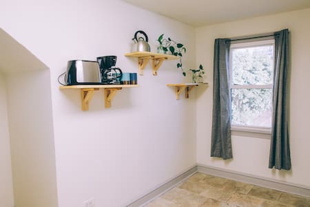 Minimalist Beautiful Downtown Private Apartment