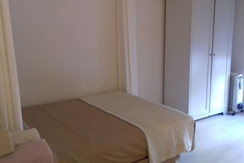 ROOM WITH PRIVATE TERRACE IN PARALLEL