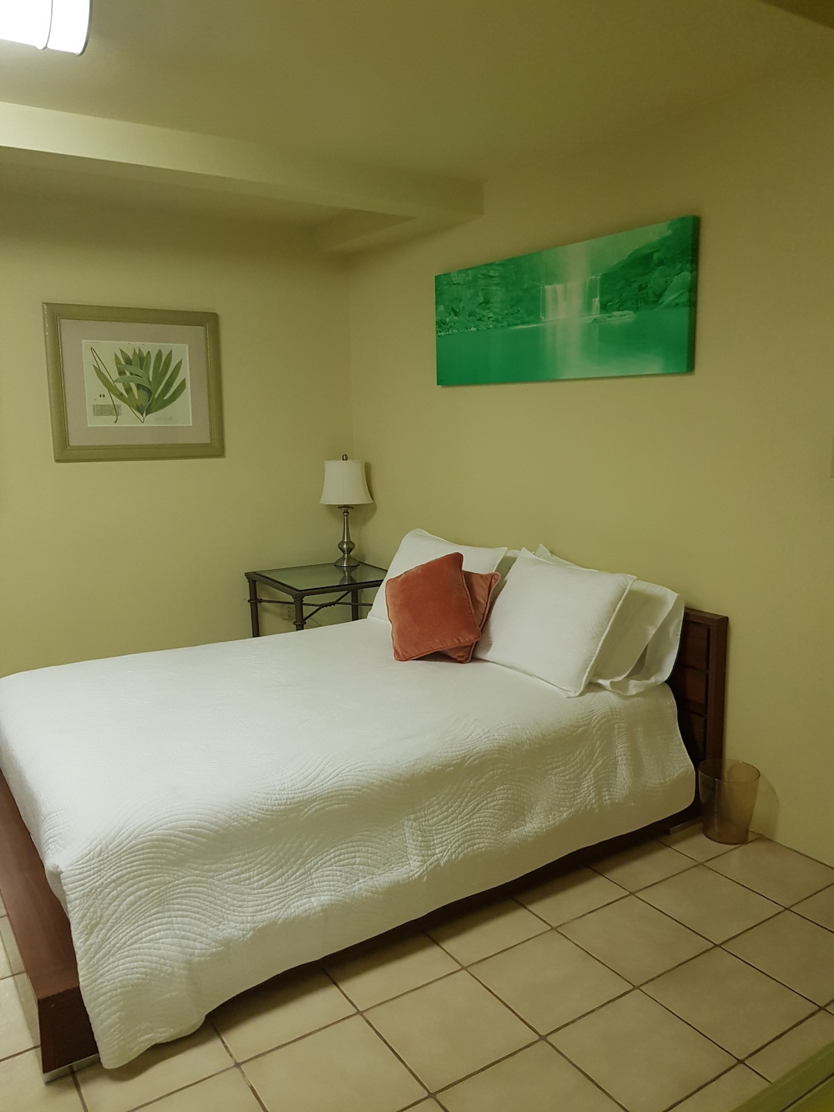 غرفة ضيوف بسرير بحجم كبير