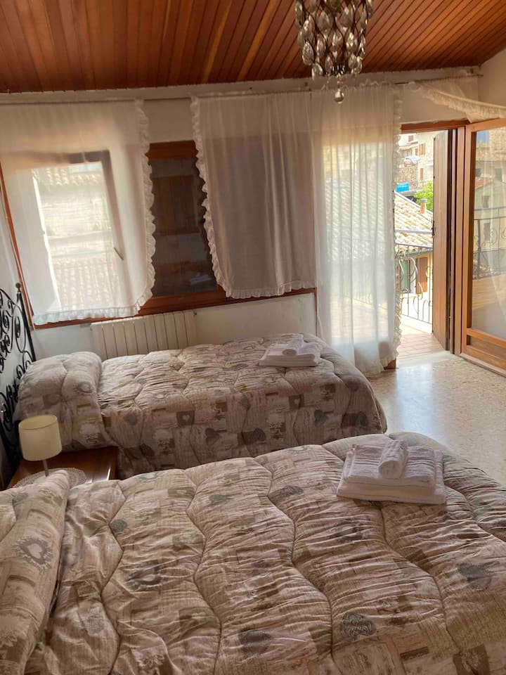 Изглед към горната стая