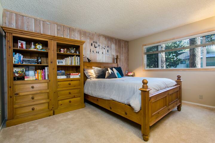 ☆Your Winter Escape-Central Location & Hot Tub☆