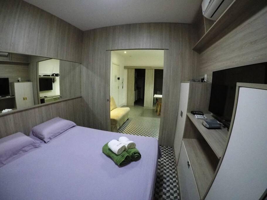 As camas combinadas oferecem espaço para o casal.