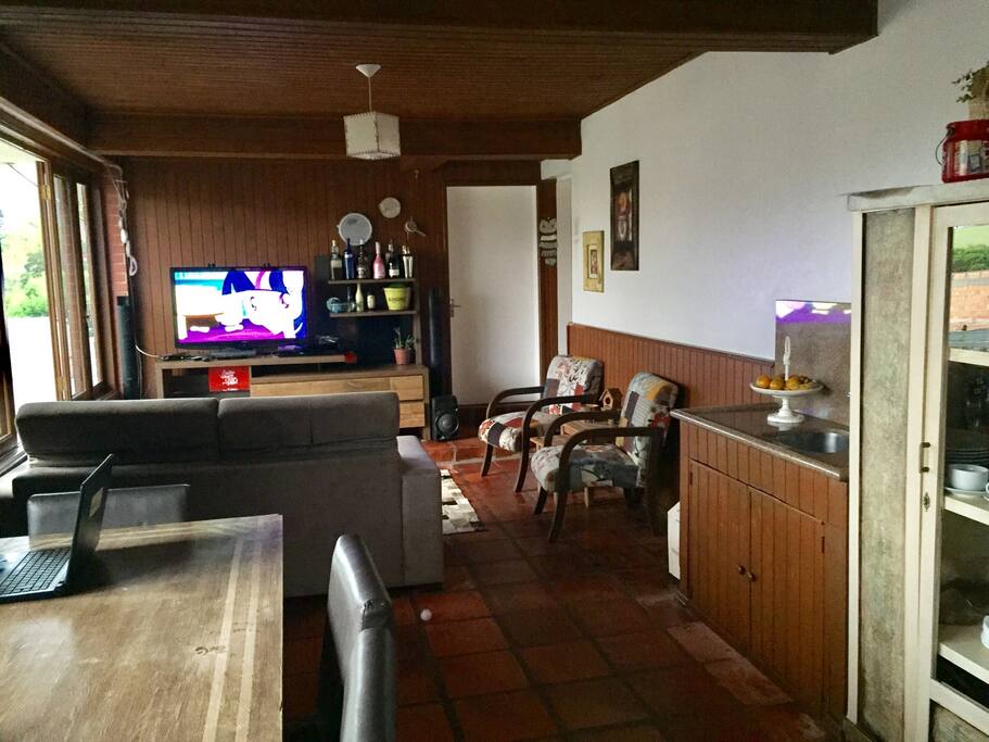 Sala com televisão e de café da manhã