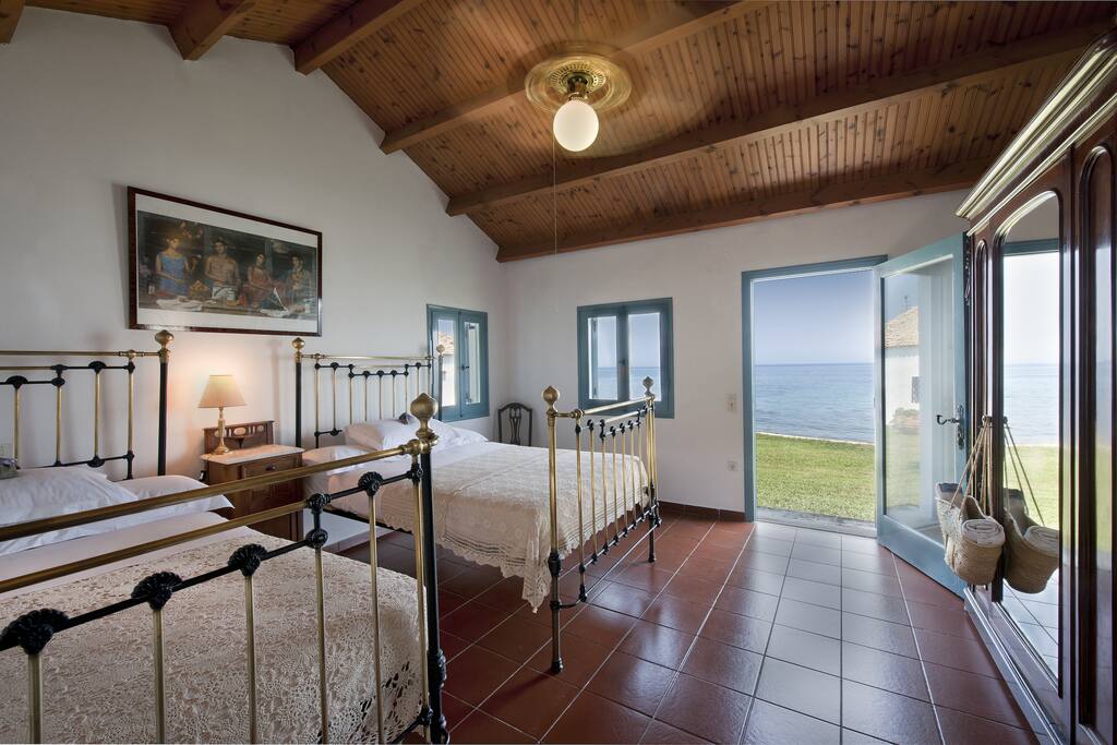 Bedroom with 2 queen size beds