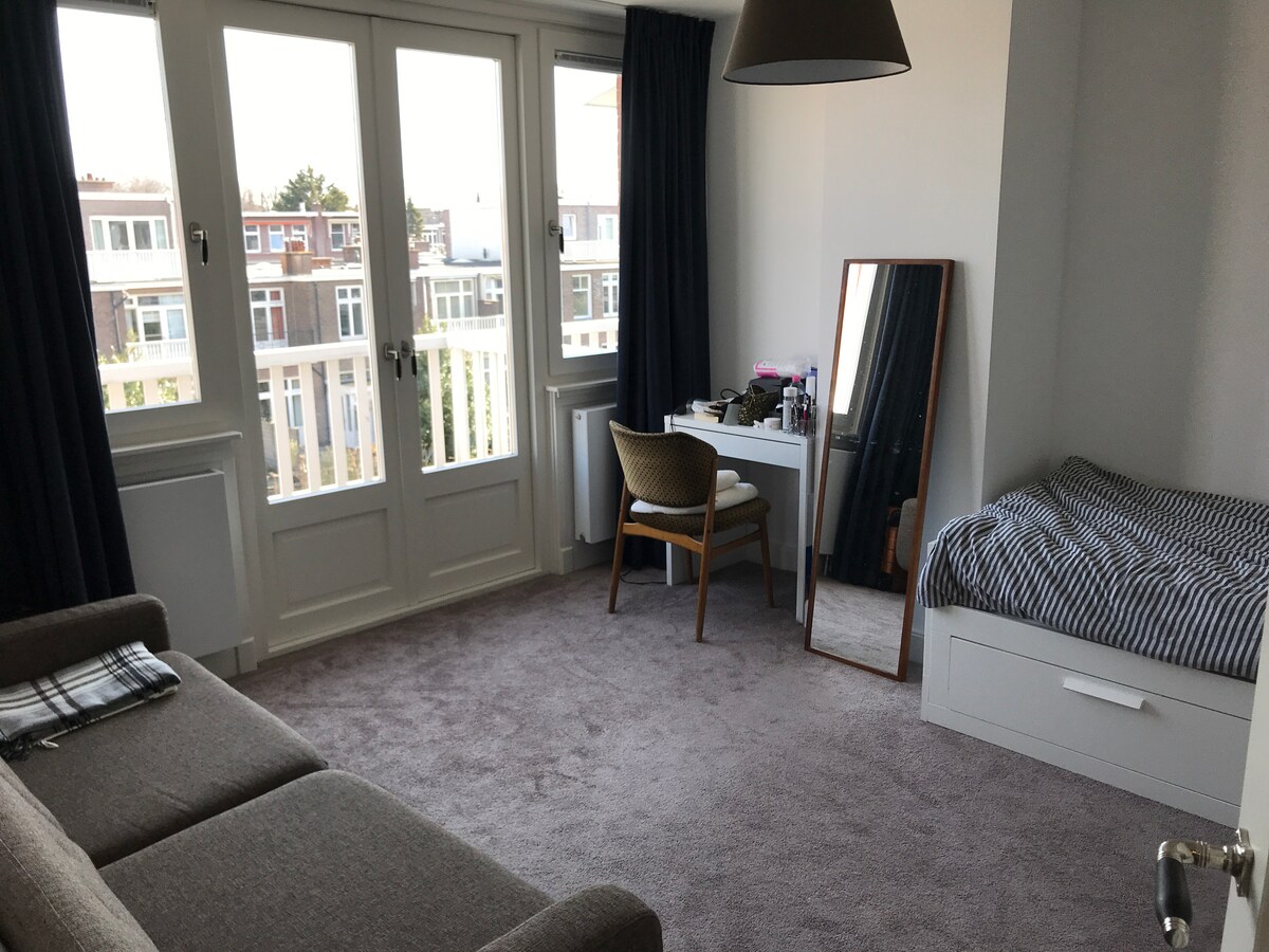 Креветот може да се прошири на брачен кревет (широк 150-179 см)