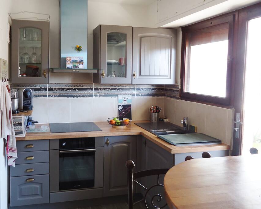 cuisine avec acces au balcon. tout équipé. four, plaque induction, micro-onde, frigo, congélateur, machine a café Nespresso