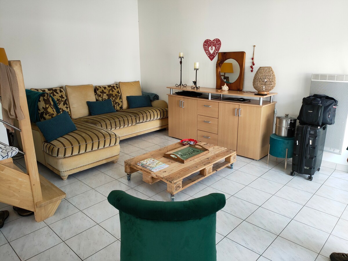 Airbnb performant: Bright house with shared pool. à Diocèse D'angers