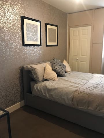 Double Room in a modern apartment
situated  in old town Southampton 
Opposite Ocean Cruise terminal