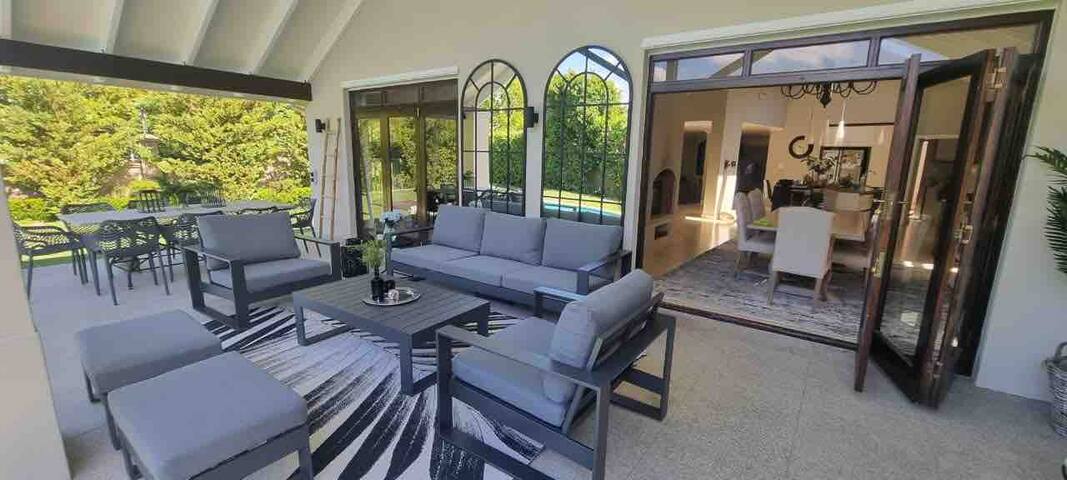 Beautiful modern Family Home in Cape Town gallery image 4