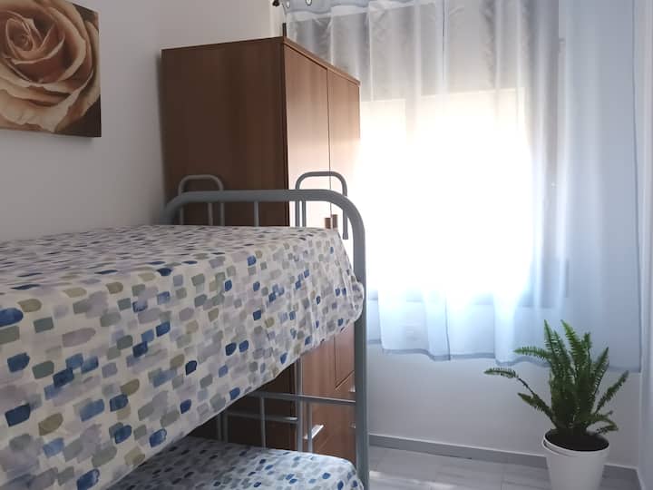 chambre ensoleillée et avec un espace pour pouvoir travailler avec l'ordinateur 