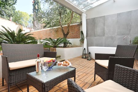 Romantic summer in the secret garden ...