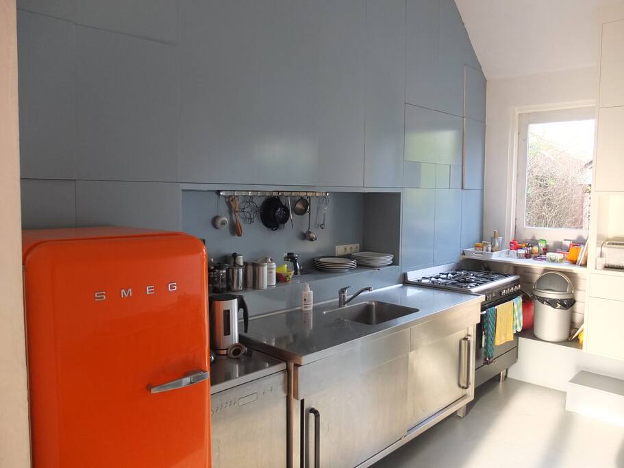 Grote woonkeuken met Smeg keukenapperatuur
