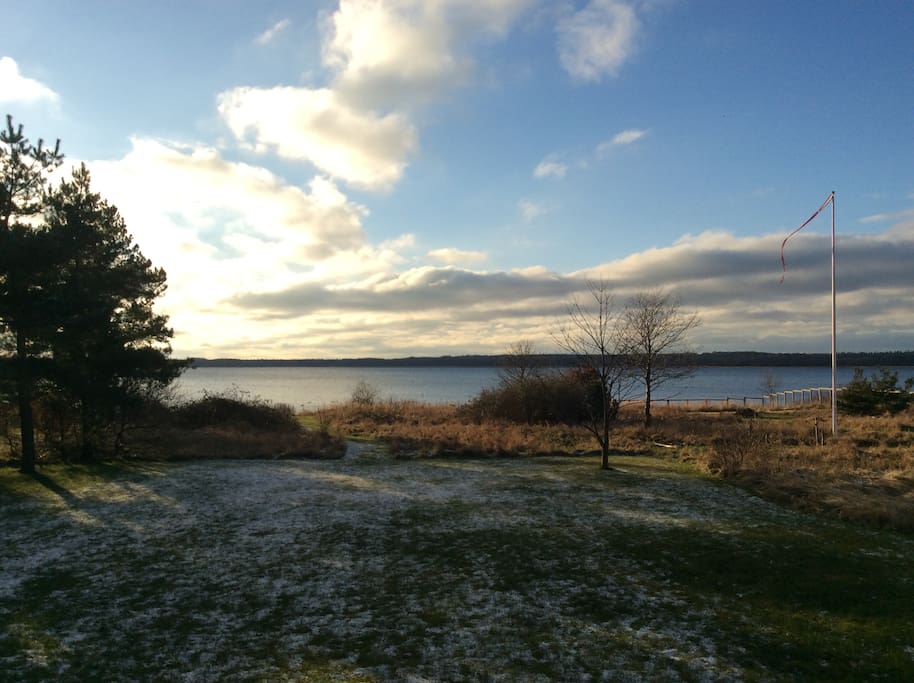 Den smukke udsigt fra terrassen, hvor solnedgange også kan nydes året rundt.