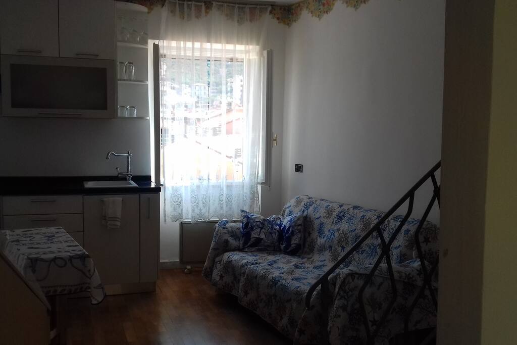 living room & kitchen with window upon the old harbour