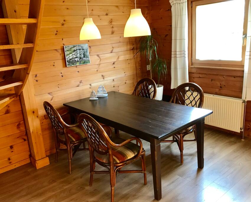 Eettafel voorkant woonkamer