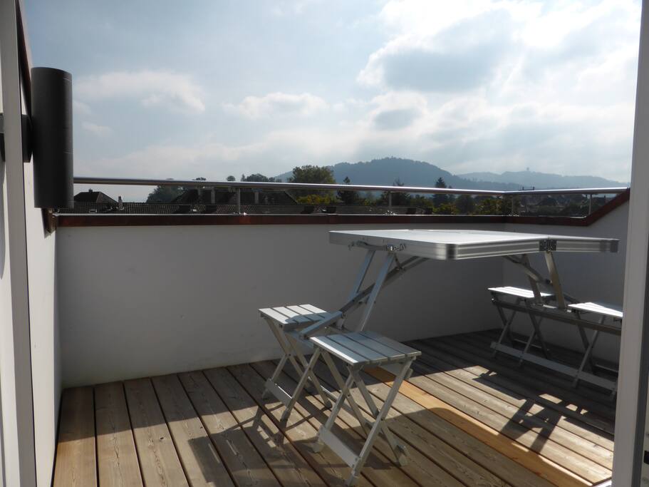 Balkon über den Dächern mit Blick auf Gurten und Alpenkette