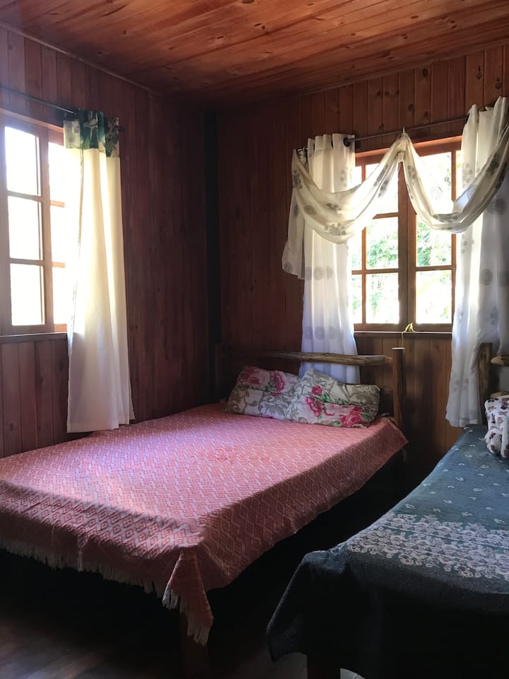 Habitación delantera con vistas al lado del chalet y vista frontal al río 