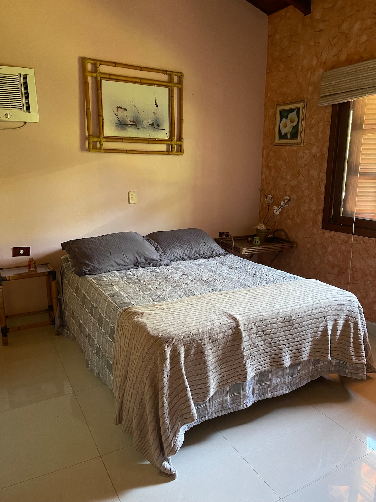 جناح(غرفة نوم مزدوجة)
أندار،من فوق
بوسوي، خزانات مغلقة.
مع مكيف هواء.