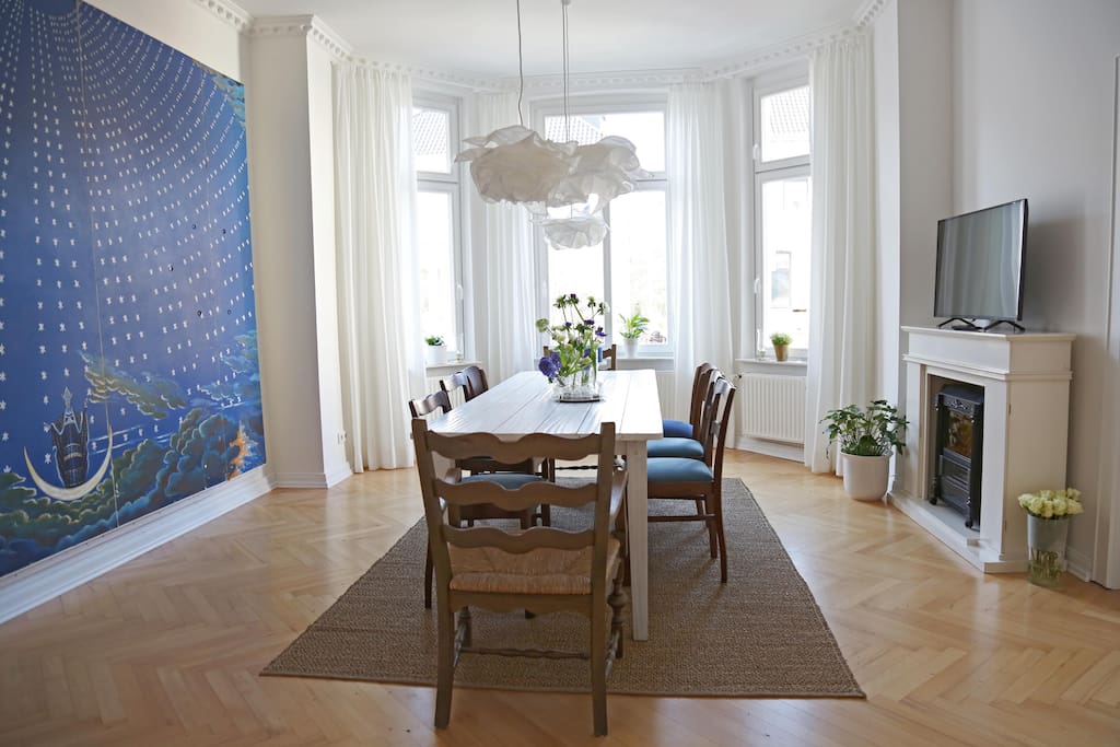 So großzügig und schön ist das Esszimmer. Dinieren im Beisein der "Königin der Nacht"