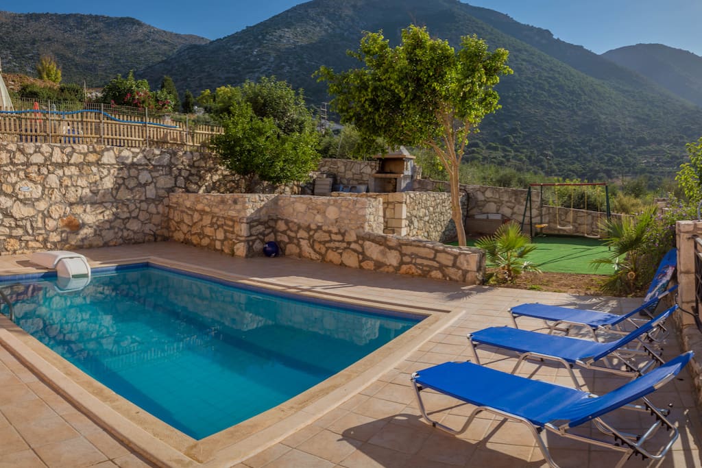 pool, barbecue & playground