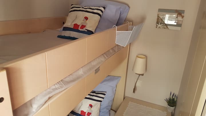 Magazinim në dollapin e dhomës së fëmijëve