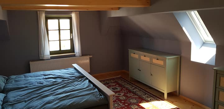 Großes Schlafzimmer. Unsere Bettwäsche ist immer frisch gewaschen, auf der Leine luftgetrocknet, aber nicht gebügelt.