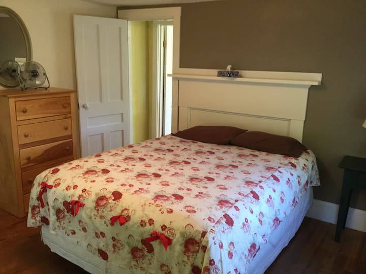 Ovo je druga spavaća soba na prvom katu. Ima bračni krevet (160x200).