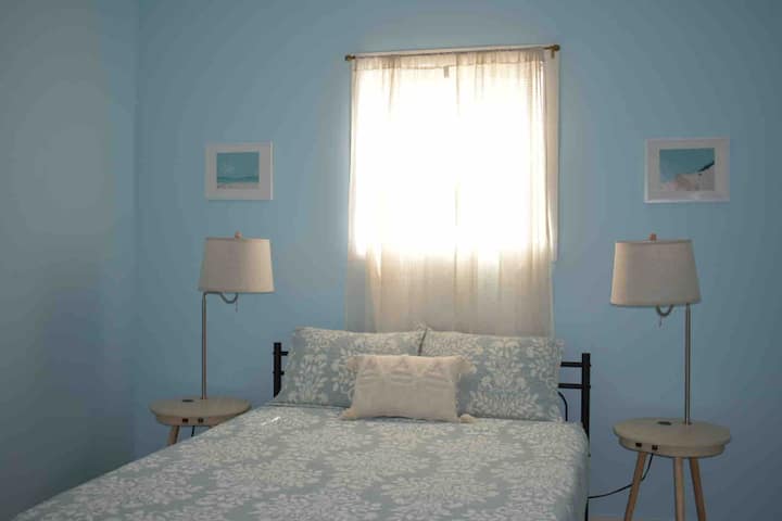 Chambre 2. Lit queen, lampes de chevet avec chargeurs intégrés et ports usb