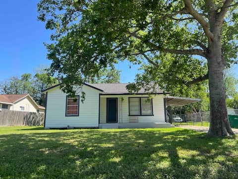 Furnished Cottage with Weekly Rentals Available