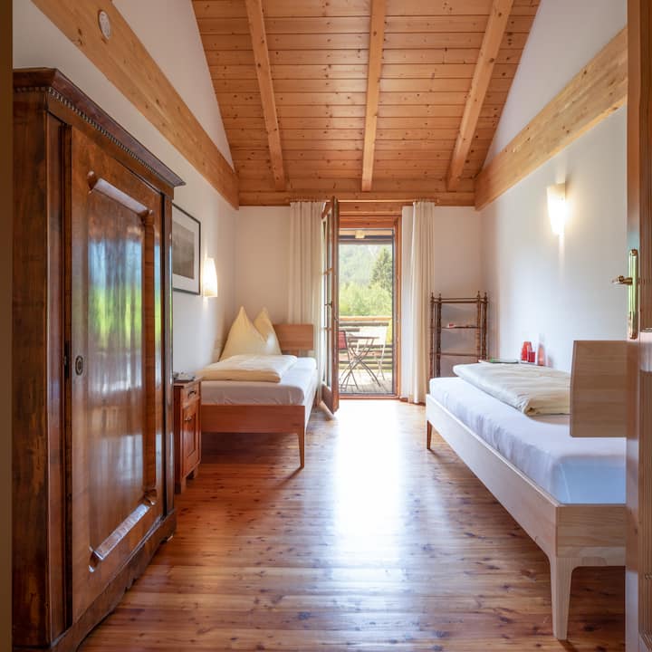 Dvojlôžková izba s dvoma samostatnými lôžkami a balkónom, kúpeľňa vedľa