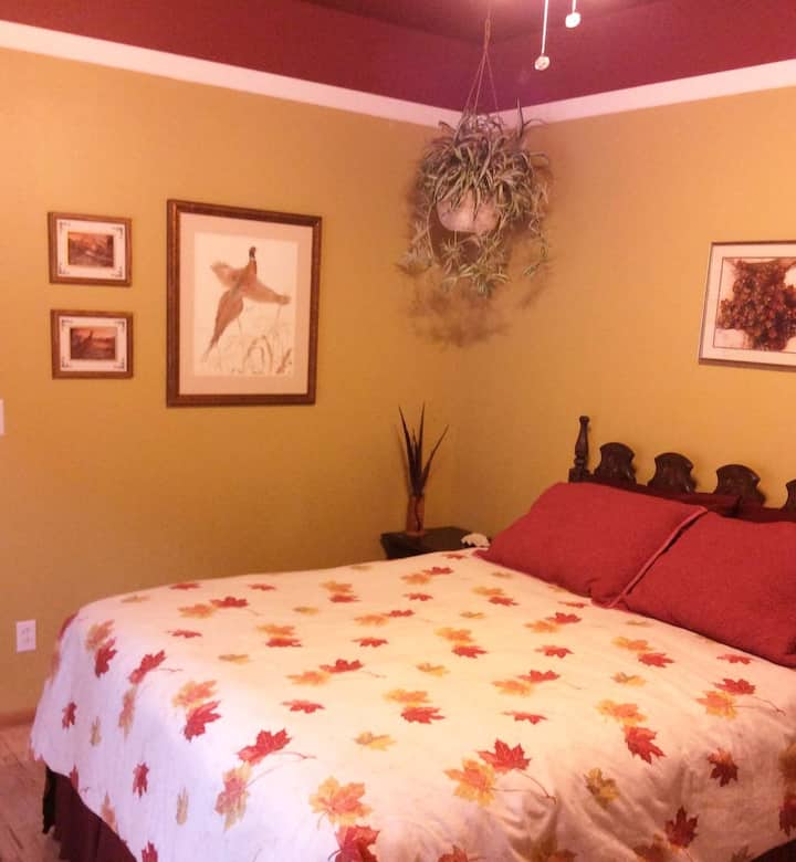 The Upland Game  Birds room features family heirloom prints of pheasants and grouse and an antique dressing table. 

Queen size bed
Walk in closet
Adjacent dedicated bath 