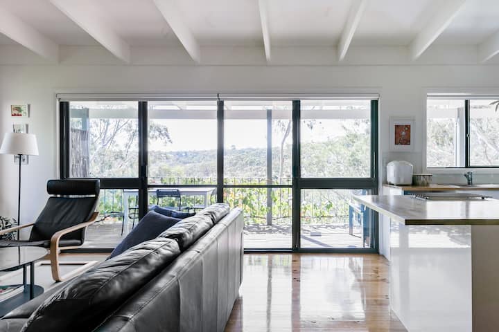 Treetop Haven Adjoining Scenic National Trust Bushland