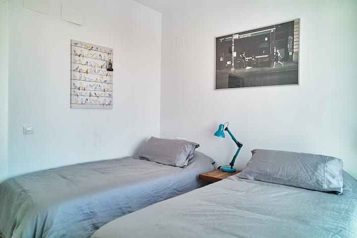 第一间卧室配有2张单人床（和阳台）
