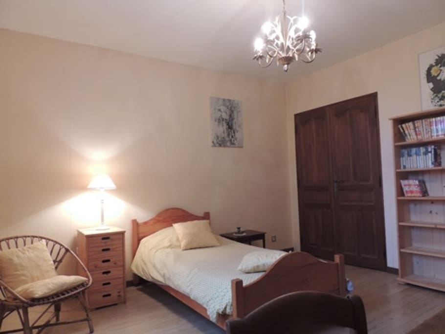 La chambre jaune avec 1 ou 2 lits simples