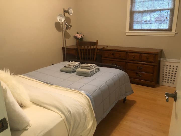 Pequeño escritorio adjunto a la cómoda. 